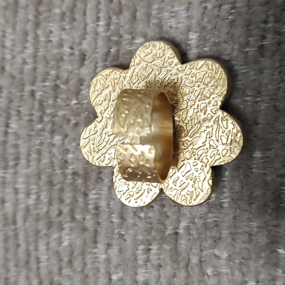Gold Tone Foil Backed Lucite Cabochon Ring - Picture 3 of 3